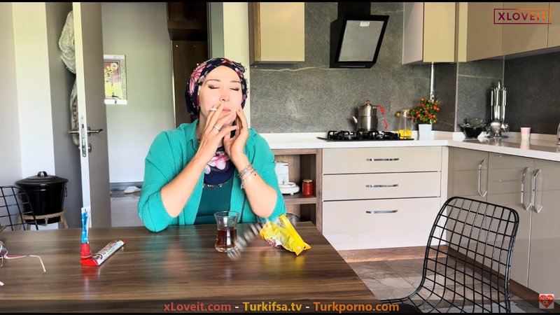 Fatma ile Her telden ifşa Sigarasını tüttürüp devam etti